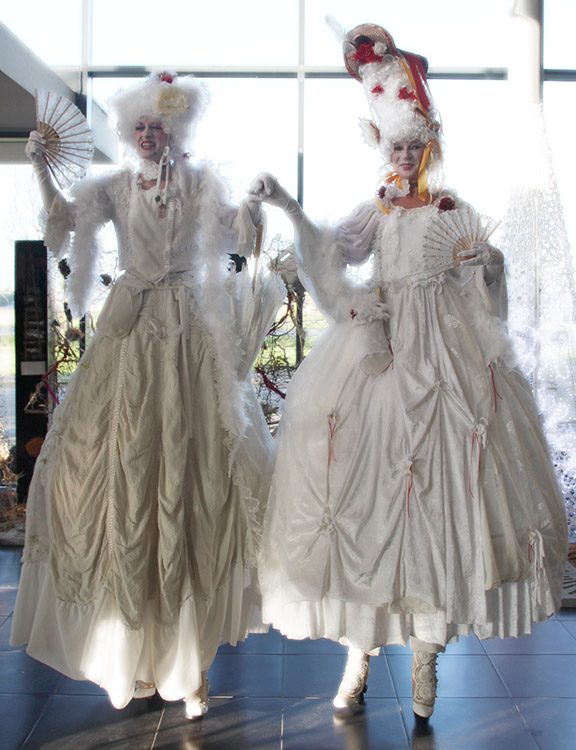 Les marquises échasses en costumes